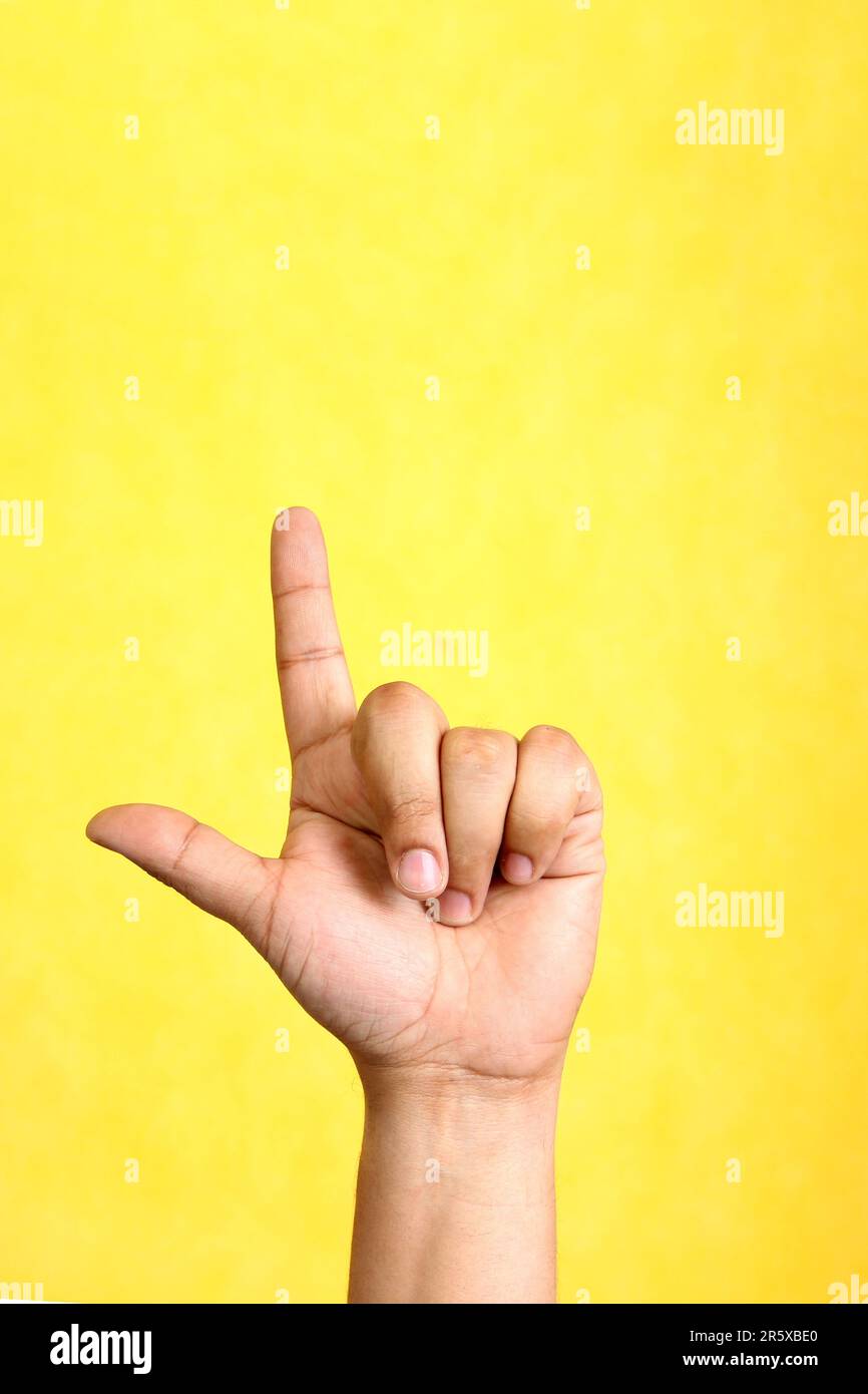 Les Mains D Un Homme Latino Font Le Langage Des Signes L Expression Et