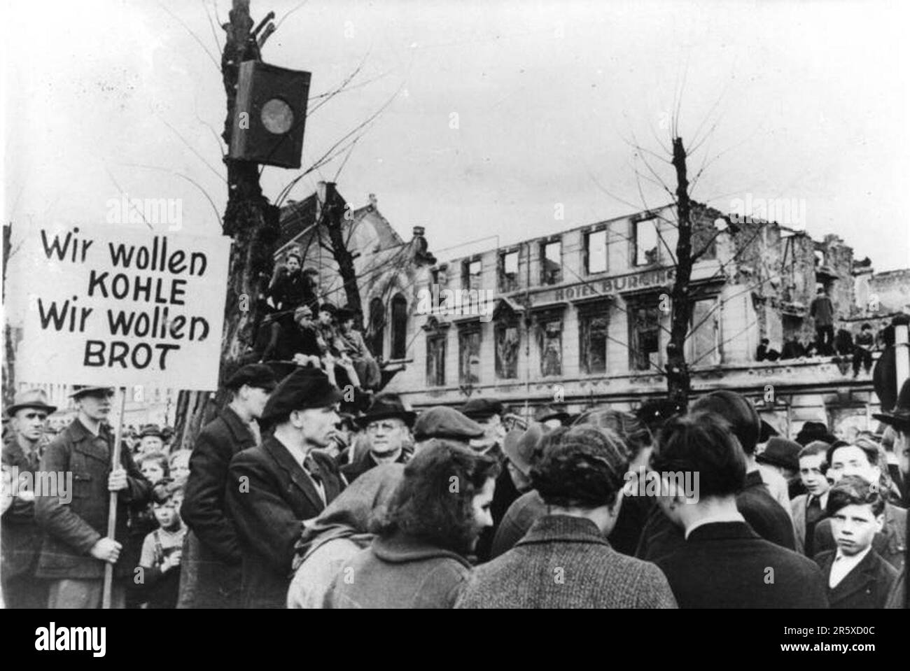 Des manifestants pour la faim à Krefeld en Allemagne en mars 1947. L'hiver 1946/7 a été très froid et les chemins de fer en ruines de la guerre ont été gravement touchés. Les quantités de nourriture en Europe étaient très limitées et leur distribution était presque impossible. Des conditions de quasi-famine ont été observées dans de nombreux pays européens. Ce sont ces niveaux de faim et l'insatisfaction qui en a été le catalyseur du lancement du Plan Marshall. Par Bundesarchiv, Bild 183-B0527-0001-753 / CC-BY-sa 3,0, CC BY-sa 3,0 de, https://commons.wikimedia.org/w/index.php?curid=5360200 Banque D'Images