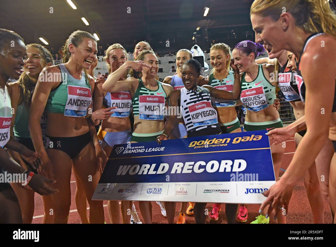 Faith Kipyegon (KEN) pose avec Josetta Andrews (USA), Abbey Caldwell (AUS), Laura Muir (GBR), Jessica Hull (AUS), Gabriela DeBues-Stafford (CAN) et Ciara Mageean (ITA) après avoir remporté le 1,500 m féminin dans un record du monde de 3:49,11 lors du Gala d'Or Pietro Mennea, vendredi 2 juin 2023, à Florence, Italie. (Jiro Mochizuki/image du sport) Banque D'Images