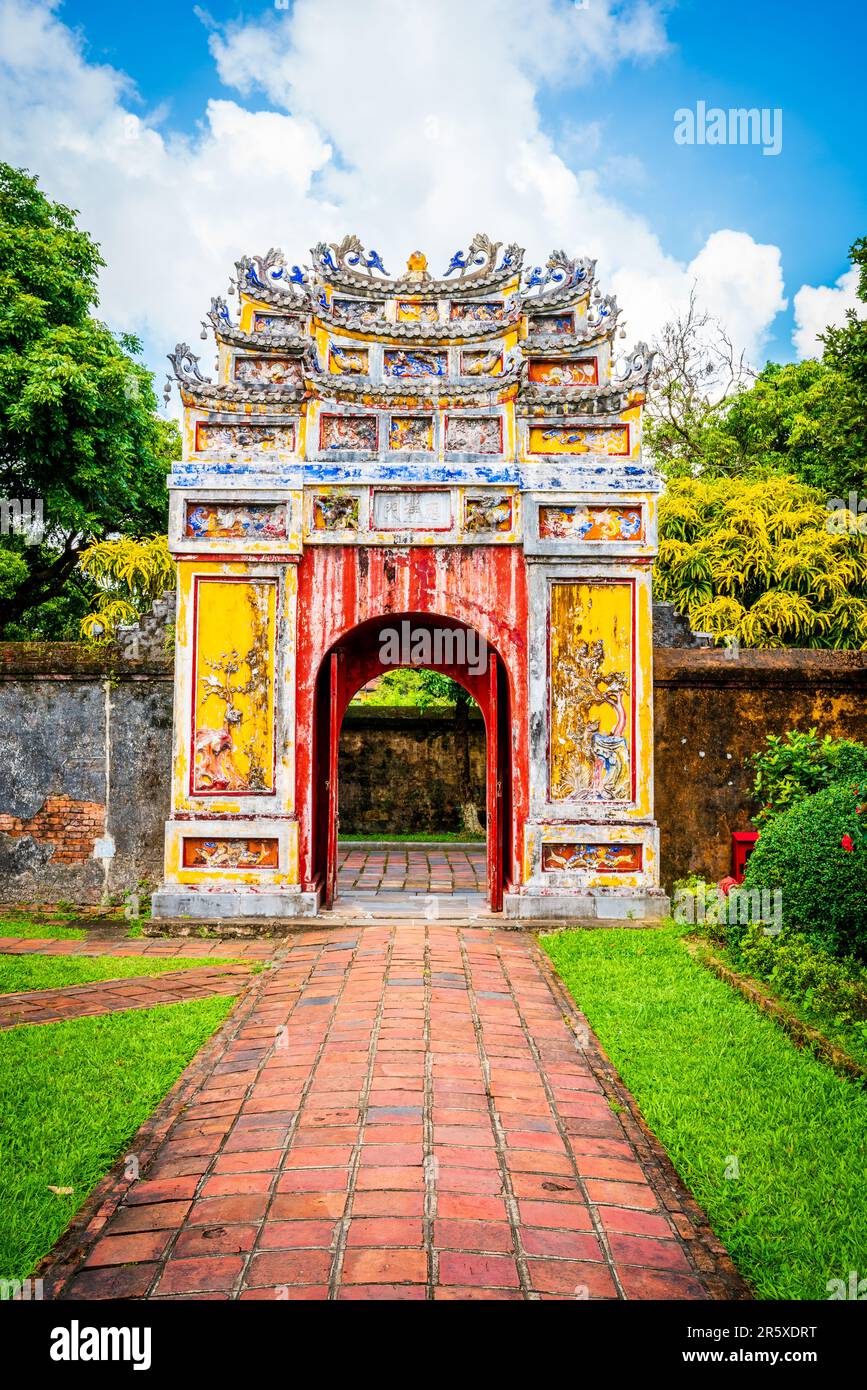 Un jardin et une porte à l'intérieur de la ville impériale à Hue, Vietnam Banque D'Images