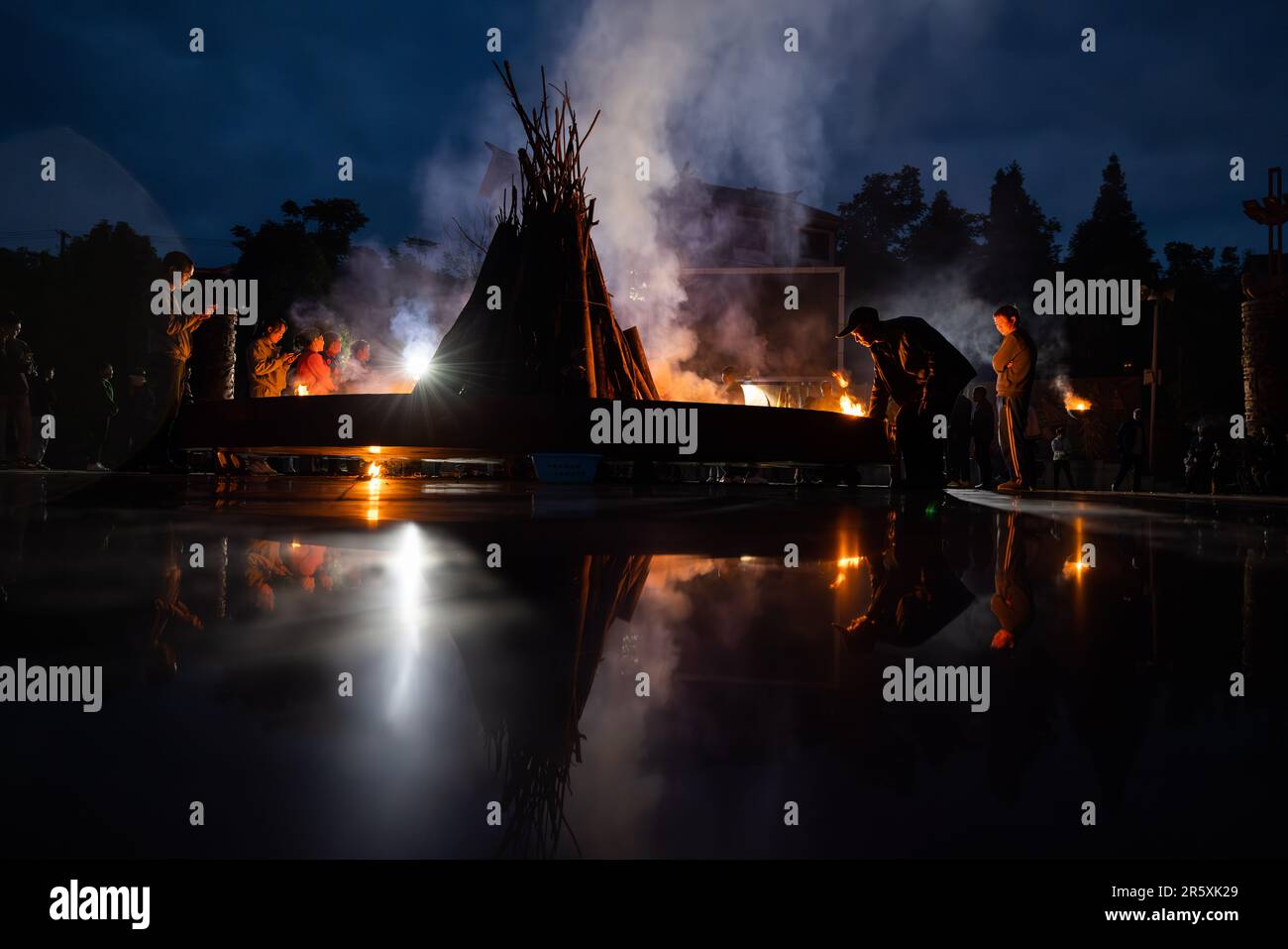 BIJIE, CHINE - 5 JUIN 2023 - les touristes et les villageois tiennent une cérémonie d'incendie au village de Qingshan, canton de Xiangshui, district de Qixingguan, ville de Bijie, SO Banque D'Images