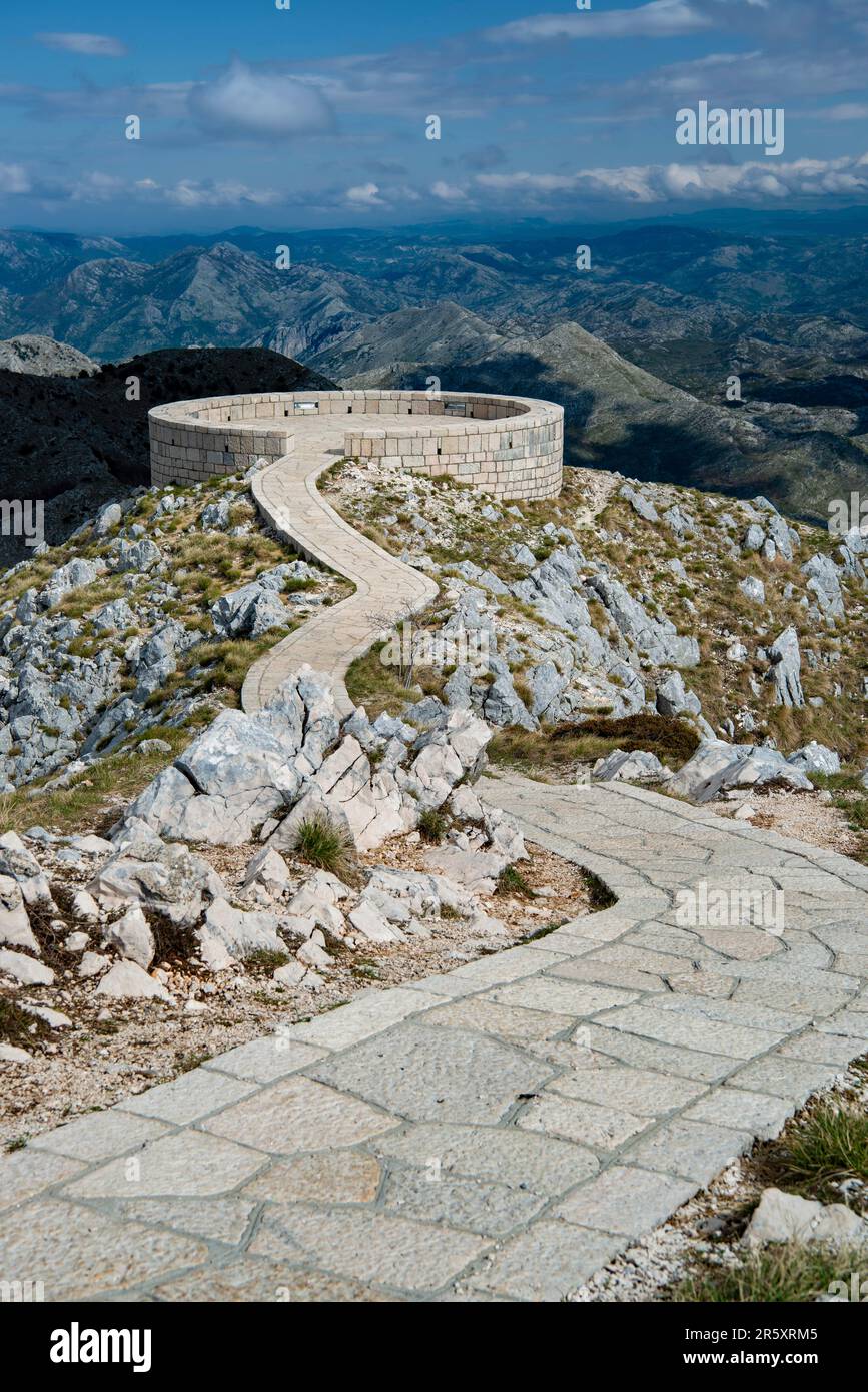 Plate-forme d'observation au mausolée Njegos de Petar II sur Jezerski Vrh, à 1700 mètres d'altitude, Parc national de Lovcen, près de Cetinje, Monténégro Banque D'Images