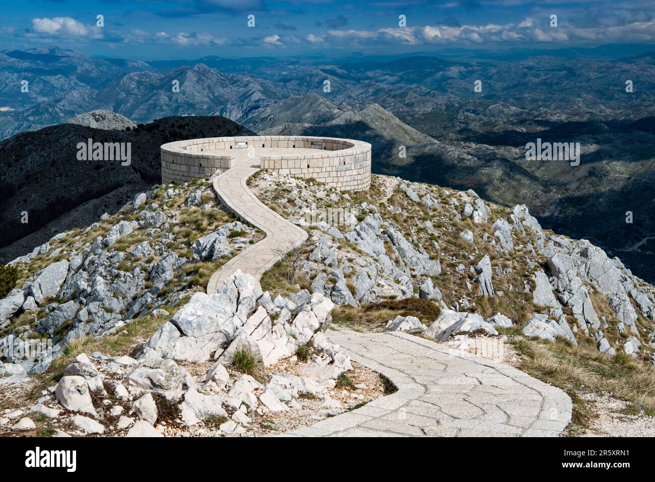 Plate-forme d'observation au mausolée Njegos de Petar II sur Jezerski Vrh, à 1700 mètres d'altitude, Parc national de Lovcen, près de Cetinje, Monténégro Banque D'Images