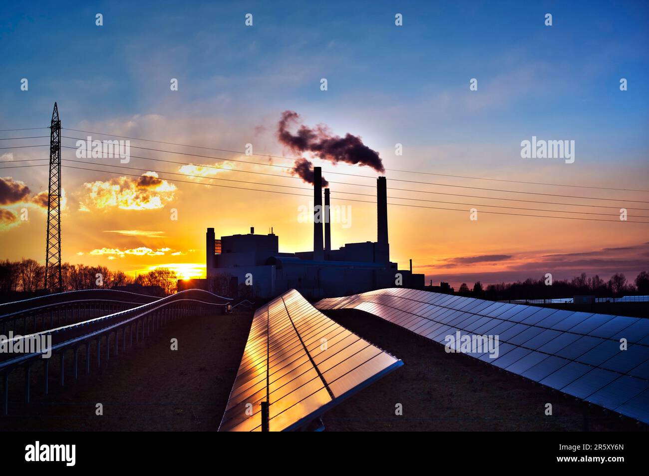 Parc solaire avec centrale thermique et électrique Munich Nord, HKW, Unterfoehring, près de Munich, Bavière, Allemagne Banque D'Images