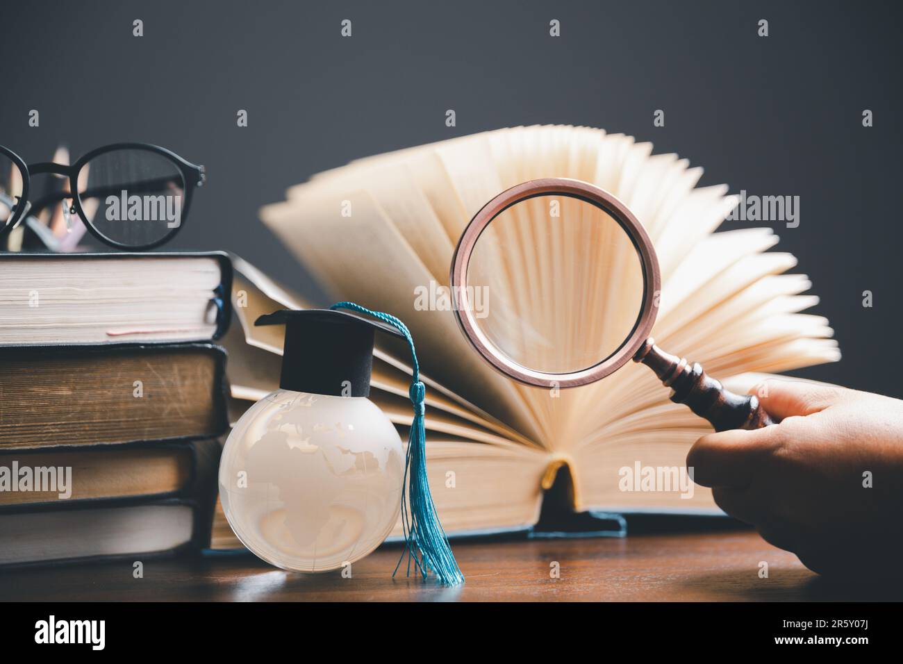 Capuchon de graduation avec globe terrestre. Concept d'étude mondiale des affaires, enseignement à l'étranger, rentrée scolaire. L'éducation dans le monde mondial, étudier à l'étranger Banque D'Images