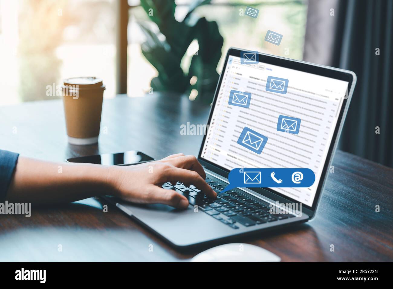 e-mail marketing concept, recevoir un nouveau message, message en ligne chat social texte, main de femme travaillant avec des enveloppes postales virtuelles esquisse on flou off Banque D'Images