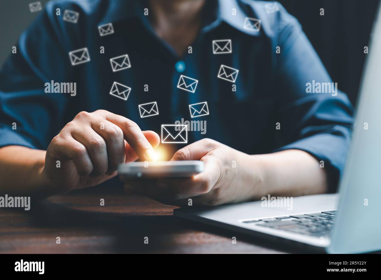 e-mail marketing concept, recevoir un nouveau message, message en ligne chat social texte, main de femme travaillant avec des enveloppes postales virtuelles esquisse on flou off Banque D'Images