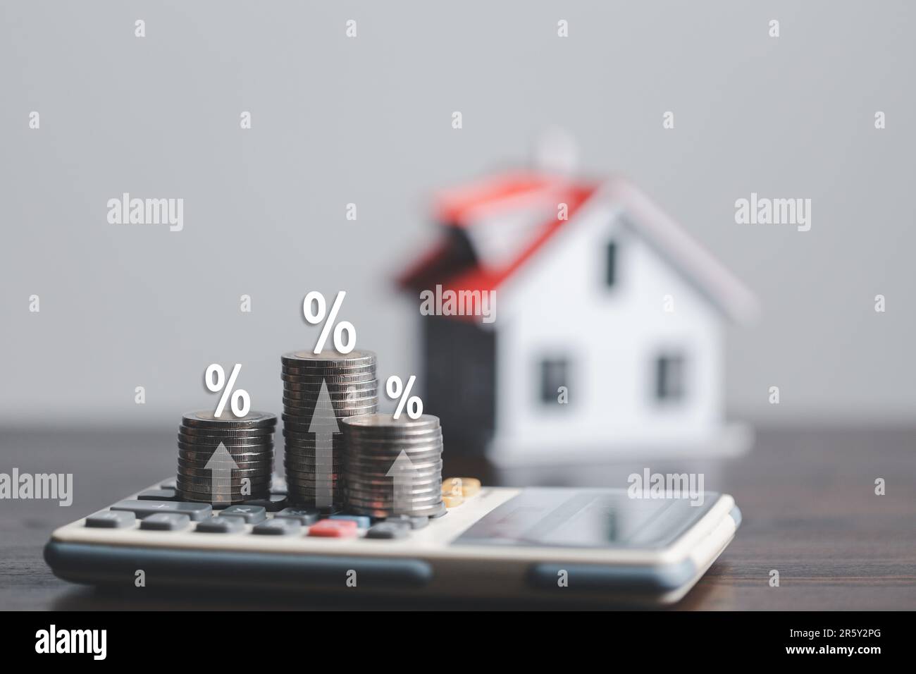 Piles de pièces de monnaie et maison modèle avec symbole de pourcentage pour l'augmentation des taux d'intérêt. Taux d'intérêt taux financiers et taux hypothécaires. Symbole de pourcentage d'icône Banque D'Images