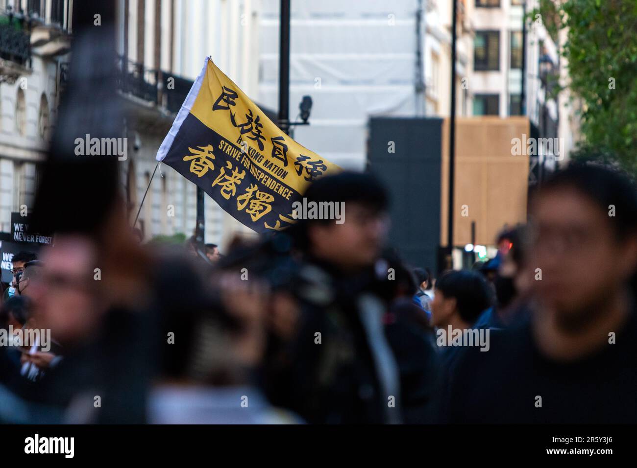 Londres, Royaume-Uni. 4 juin 2023. Amnesty International UK et le groupe de campagne June Fourth Sparks ont organisé une veillée devant l’ambassade de Chine à Londres pour marquer le 34e anniversaire de la répression meurtrière des autorités chinoises contre des manifestants pacifiques sur la place Tiananmen. Les militants tenaient des bougies et des feuilles de papier blanc, faisant écho aux manifestations pro-démocratie organisées l'année dernière dans les villes chinoises. Banque D'Images Londres, Royaume-Uni. 4 juin 2023. Amnesty International UK et le groupe de campagne June Fourth Sparks ont organisé une veillée devant l’ambassade de Chine à Londres pour marquer le 34e anniversaire de la répression meurtrière des autorités chinoises contre des manifestants pacifiques sur la place Tiananmen. Les militants tenaient des bougies et des feuilles de papier blanc, faisant écho aux manifestations pro-démocratie organisées l'année dernière dans les villes chinoises. Banque D'Images