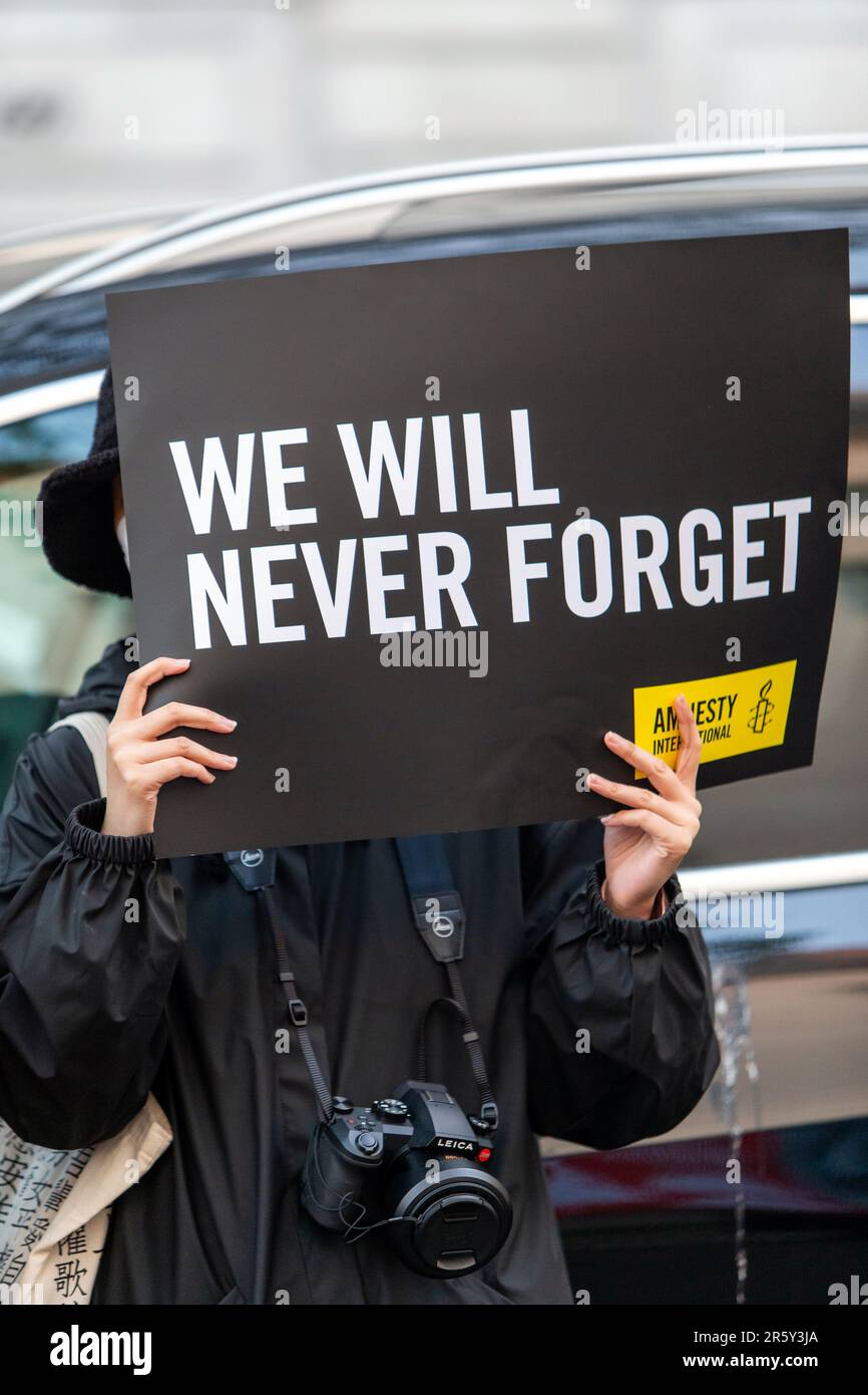 Londres, Royaume-Uni. 4 juin 2023. Amnesty International UK et le groupe de campagne June Fourth Sparks ont tenu une veillée devant l’ambassade de Chine à Londres pour marquer le 34e anniversaire de la répression sanglante des autorités chinoises contre les manifestants pacifiques sur la place Tiananmen. faisant écho aux manifestations pro-démocratie organisées dans le livre blanc l'année dernière dans des villes à travers la Chine. Abdullah Bailey/Alamy Live News Banque D'Images