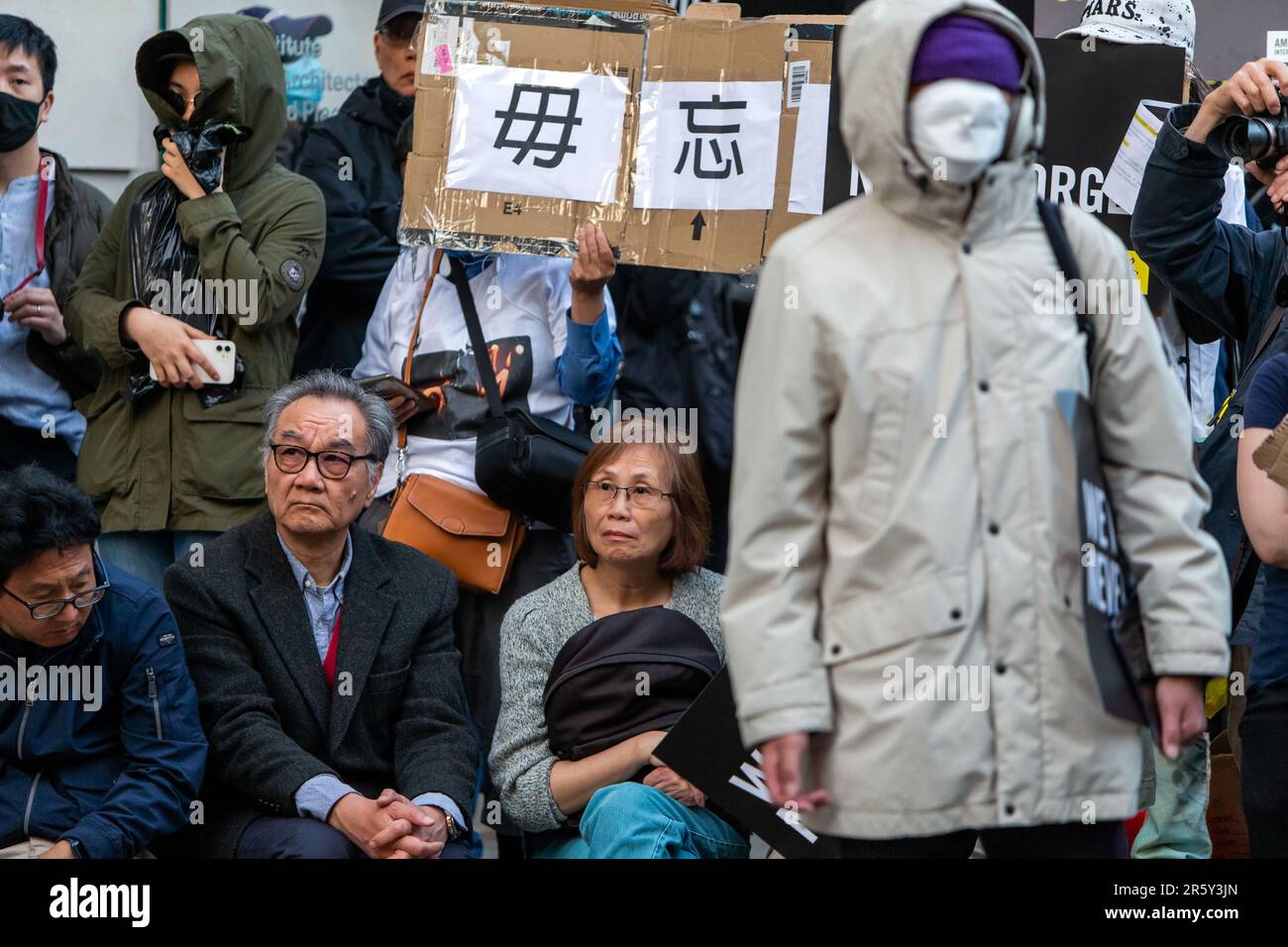 Londres, Royaume-Uni. 4 juin 2023. Amnesty International UK et le groupe de campagne June Fourth Sparks ont tenu une veillée devant l’ambassade de Chine à Londres pour marquer le 34e anniversaire de la répression sanglante des autorités chinoises contre les manifestants pacifiques sur la place Tiananmen. faisant écho aux manifestations pro-démocratie organisées dans le livre blanc l'année dernière dans des villes à travers la Chine. Abdullah Bailey/Alamy Live News Banque D'Images