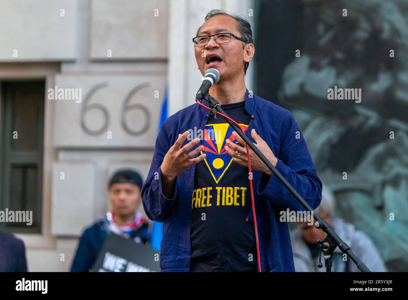 Londres, Royaume-Uni. 4 juin 2023. Amnesty International UK et le groupe de campagne June Fourth Sparks ont organisé une veillée devant l’ambassade de Chine à Londres pour marquer le 34e anniversaire de la répression meurtrière des autorités chinoises contre des manifestants pacifiques sur la place Tiananmen. Les militants tenaient des bougies et des feuilles de papier blanc, faisant écho aux manifestations pro-démocratie organisées l'année dernière dans les villes chinoises. Banque D'Images Londres, Royaume-Uni. 4 juin 2023. Amnesty International UK et le groupe de campagne June Fourth Sparks ont organisé une veillée devant l’ambassade de Chine à Londres pour marquer le 34e anniversaire de la répression meurtrière des autorités chinoises contre des manifestants pacifiques sur la place Tiananmen. Les militants tenaient des bougies et des feuilles de papier blanc, faisant écho aux manifestations pro-démocratie organisées l'année dernière dans les villes chinoises. Banque D'Images
