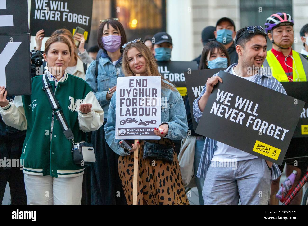 Londres, Royaume-Uni. 4 juin 2023. Amnesty International UK et le groupe de campagne June Fourth Sparks ont organisé une veillée devant l’ambassade de Chine à Londres pour marquer le 34e anniversaire de la répression meurtrière des autorités chinoises contre des manifestants pacifiques sur la place Tiananmen. Les militants tenaient des bougies et des feuilles de papier blanc, faisant écho aux manifestations pro-démocratie organisées l'année dernière dans les villes chinoises. Banque D'Images Londres, Royaume-Uni. 4 juin 2023. Amnesty International UK et le groupe de campagne June Fourth Sparks ont organisé une veillée devant l’ambassade de Chine à Londres pour marquer le 34e anniversaire de la répression meurtrière des autorités chinoises contre des manifestants pacifiques sur la place Tiananmen. Les militants tenaient des bougies et des feuilles de papier blanc, faisant écho aux manifestations pro-démocratie organisées l'année dernière dans les villes chinoises. Banque D'Images