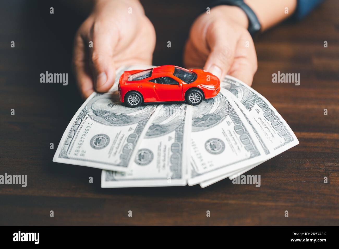 Concept de la planification financière responsabilité dépenses et revenus. Concepts d'approbation d'actifs achats pour acheter une voiture et une maison. Idées pour l'achat à la maison ch Banque D'Images