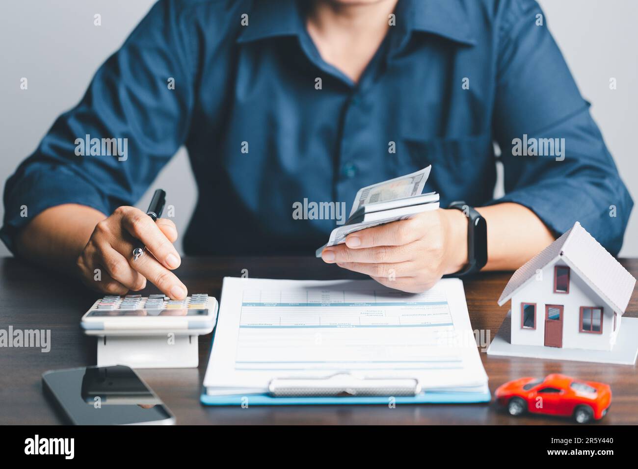 Modèle de voiture et de maison. Concept de la planification financière responsabilité dépenses et revenus. Concepts d'approbation d'actifs achats pour acheter une voiture et une maison. IDE Banque D'Images