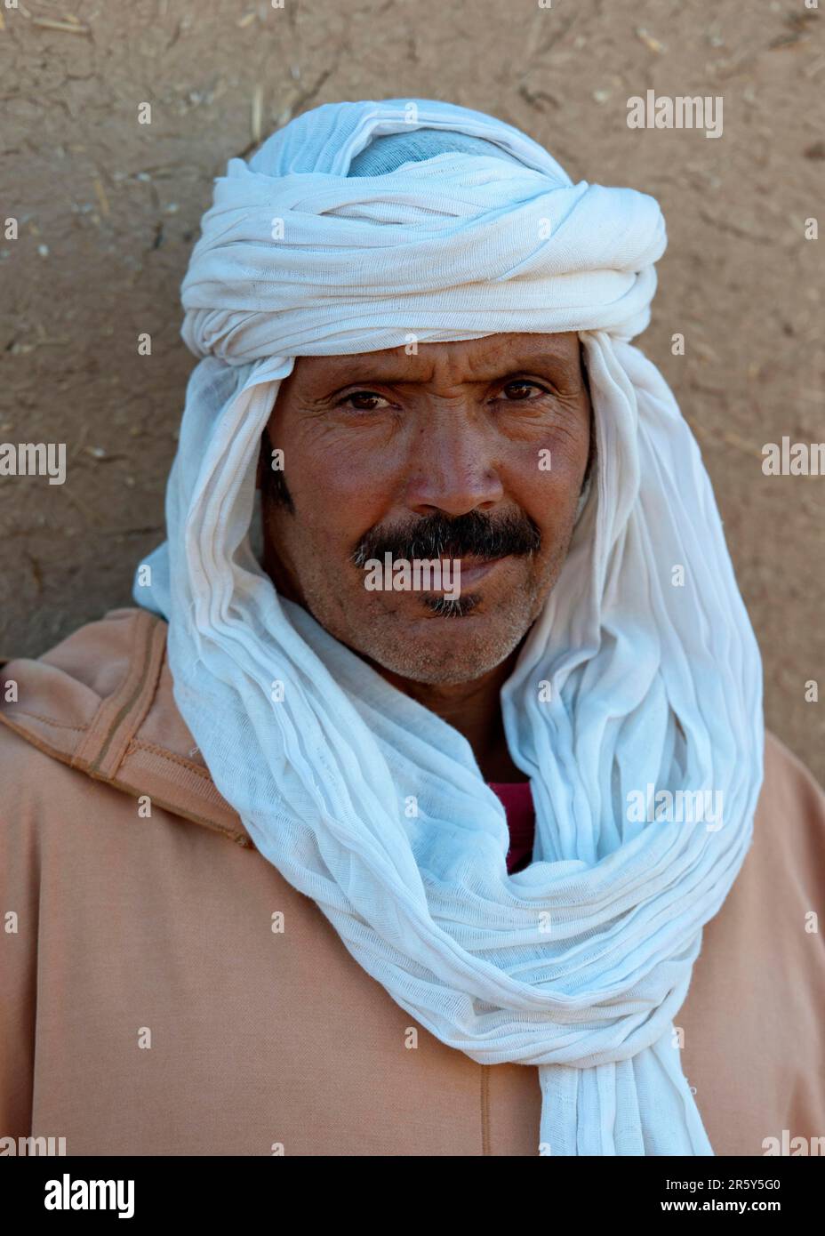 Maroc, chauffeur de chameau, Berber, désert d'Erg Chebbi, dunes Banque D'Images