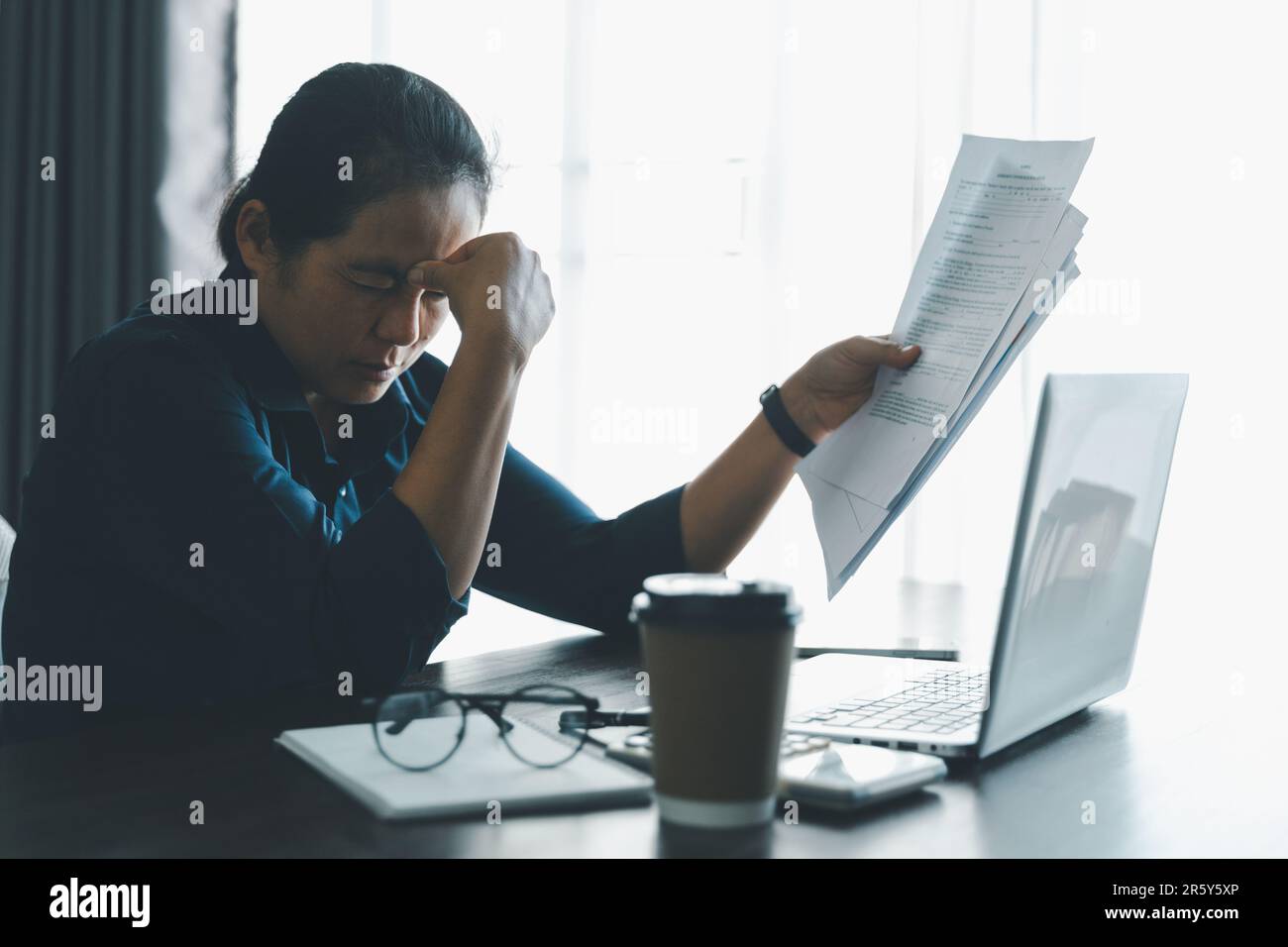 Stress femme d'affaires personne de travail dur, dépression dans le bureau. Femme salariée fatiguée et inquiète et malheureuse à l'emploi problématique. jeune femme d'affaires Banque D'Images Stress femme d'affaires personne de travail dur, dépression dans le bureau. Femme salariée fatiguée et inquiète et malheureuse à l'emploi problématique. jeune femme d'affaires Banque D'Images