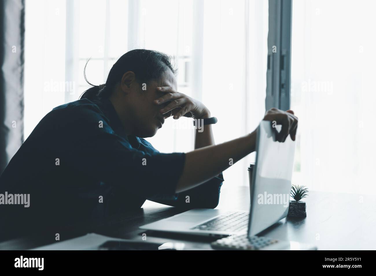 Stress femme d'affaires personne de travail dur, dépression dans le bureau. Femme salariée fatiguée et inquiète et malheureuse à l'emploi problématique. jeune femme d'affaires Banque D'Images Stress femme d'affaires personne de travail dur, dépression dans le bureau. Femme salariée fatiguée et inquiète et malheureuse à l'emploi problématique. jeune femme d'affaires Banque D'Images