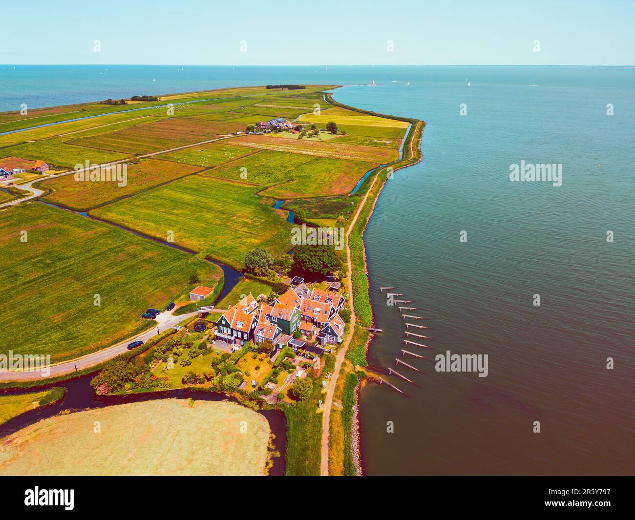 Angle élevé Drone point of View sur l'ancienne île néerlandaise Marken dans le nord de la Hollande, aux pays-Bas le jour ensoleillé du printemps Banque D'Images