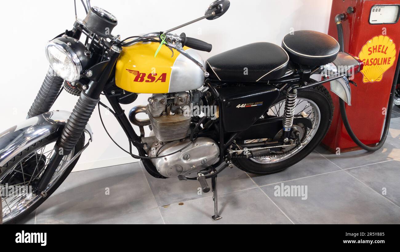 Bsa motorcycle petrol Banque de photographies et d'images à haute  résolution - Alamy