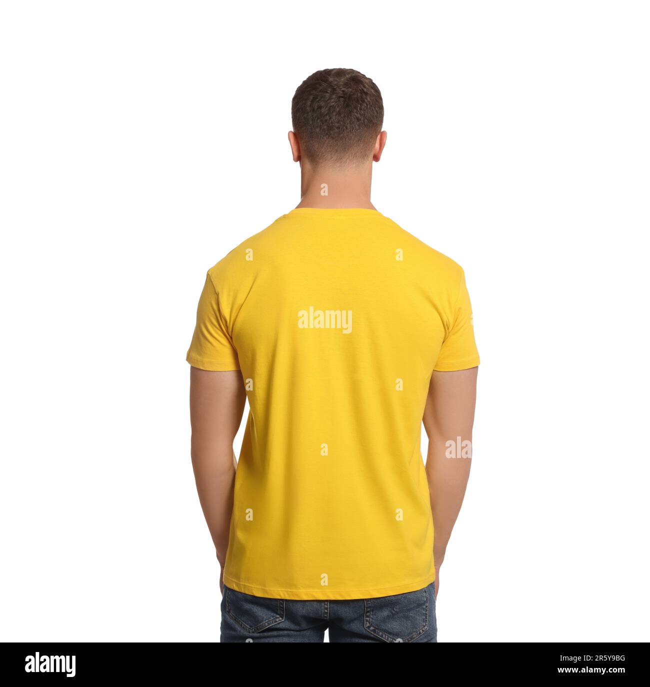 Homme portant un t-shirt jaune sur fond blanc, vue arrière. Maquette pour le design Banque D'Images