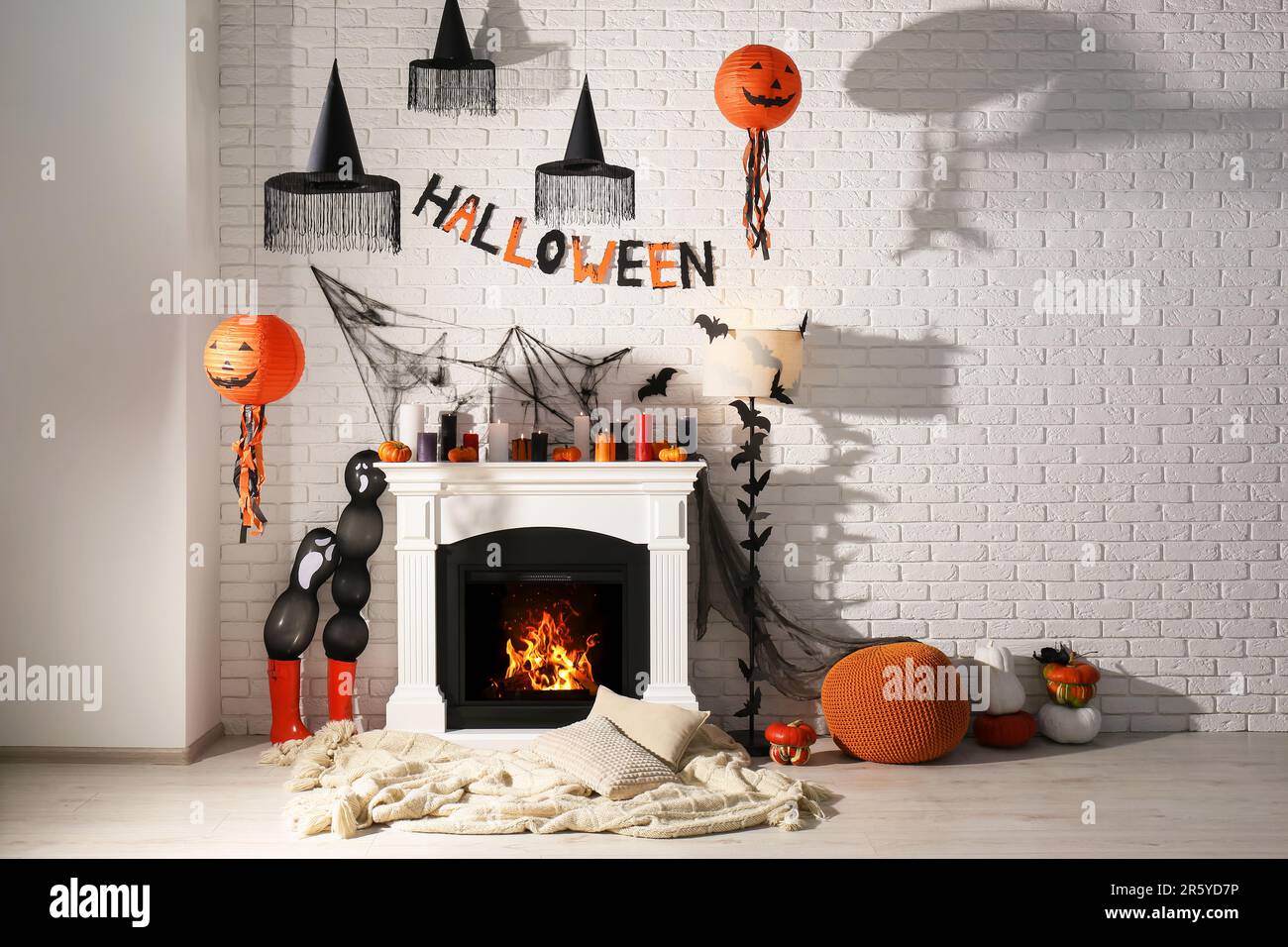 Chambre avec cheminée décorée pour Halloween. Intérieur festif Photo Stock  - Alamy