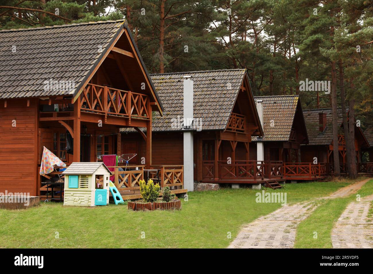 Belle vue sur les maisons d'été en bois avec des porches Banque D'Images