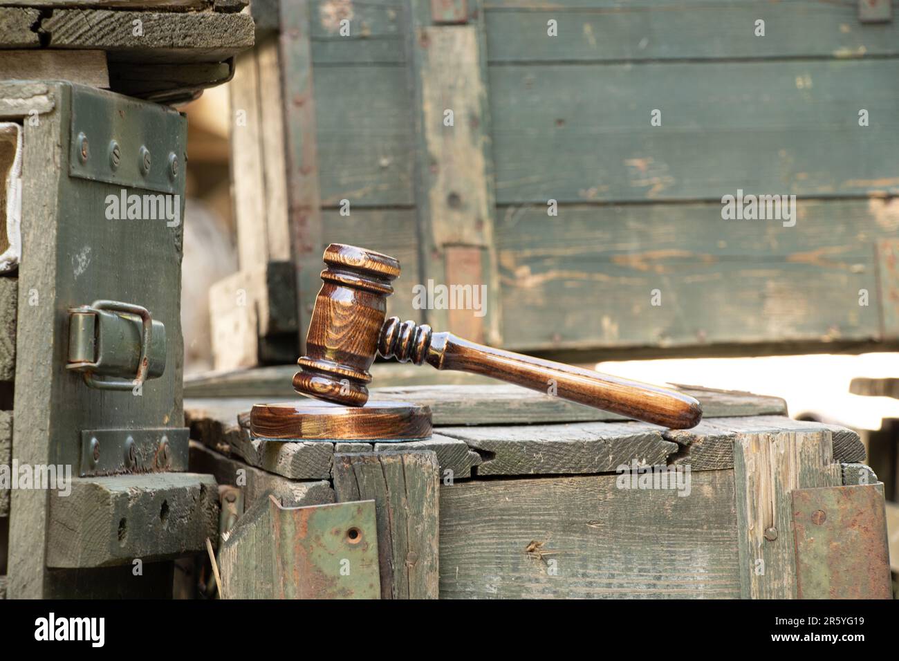 Le gavel du juge se trouve sur une caisse de munitions en bois, un tribunal militaire, un tribunal Banque D'Images