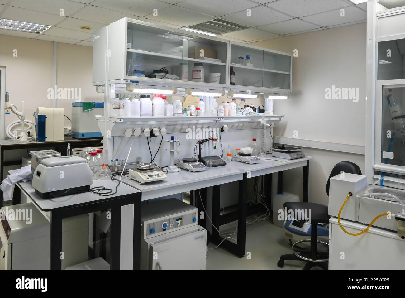 Laboratoire de recherche biologique. L'intérieur d'un laboratoire scientifique moderne. Banque D'Images