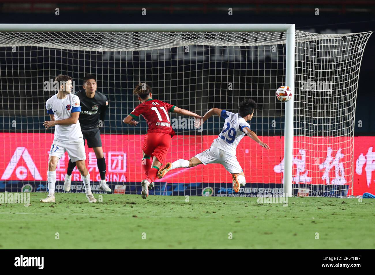 Le club de football de Henan a battu le club de football de Meizhou Hakka avec 2-1 au onzième tour de la Super League chinoise (CSL) 2023 à Zhengzhou City, dans la province de Henan, au centre de la Chine, 3 juin 2023. (Photo de ChinaImages/Sipa USA) Banque D'Images