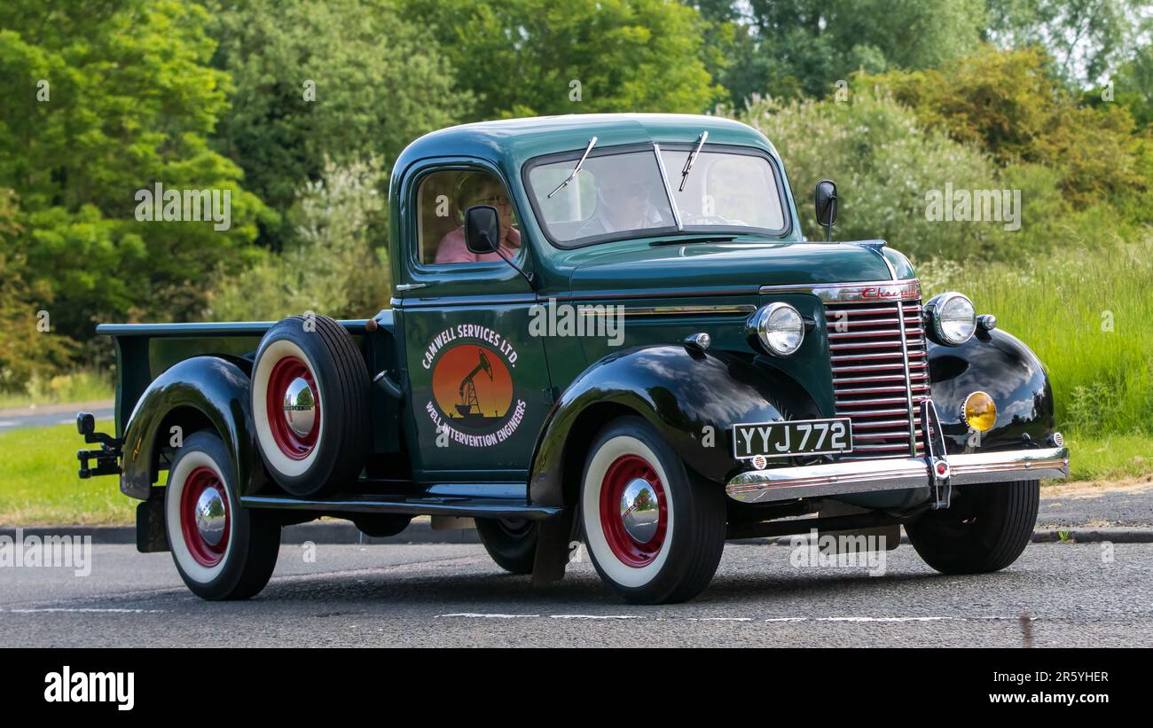 Stony Stratford, Royaume-Uni - 4 juin 2023 : voiture classique 1940 verte DE CHEVROLET sur une route de campagne anglaise. Banque D'Images