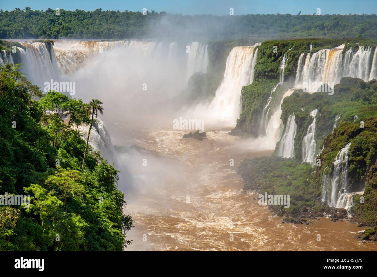 Vue Sur La Gorge Du Diable Et Les Chutes D Iguazu Avec Rivi re Brune vue-sur-la-gorge-du-diable-et-les-chutes-d-iguazu-avec-rivi-re-brune