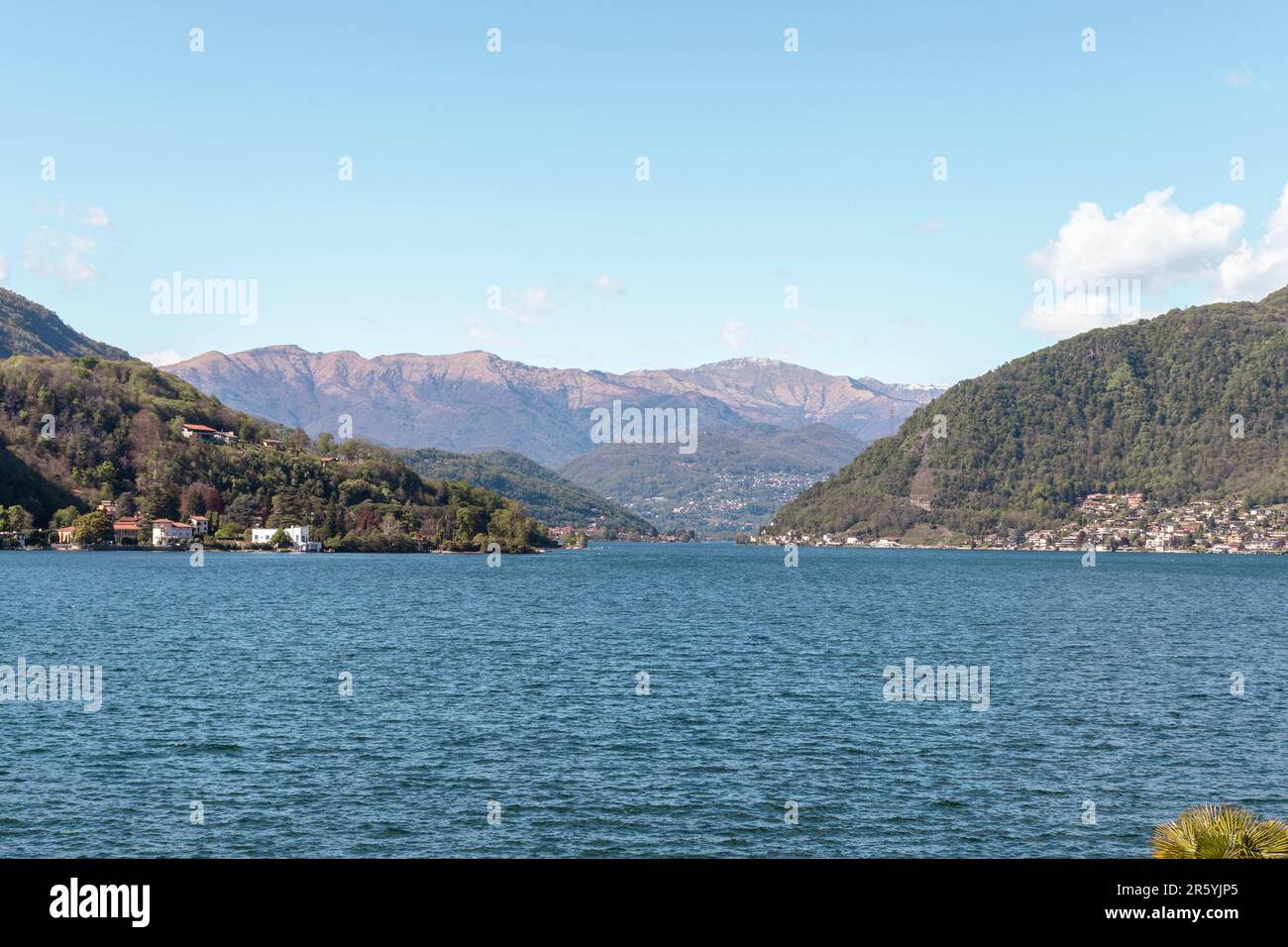 Vue panoramique sur le lac de Lugano depuis Porto Ceresio (Italie). Copier l'espace. Banque D'Images