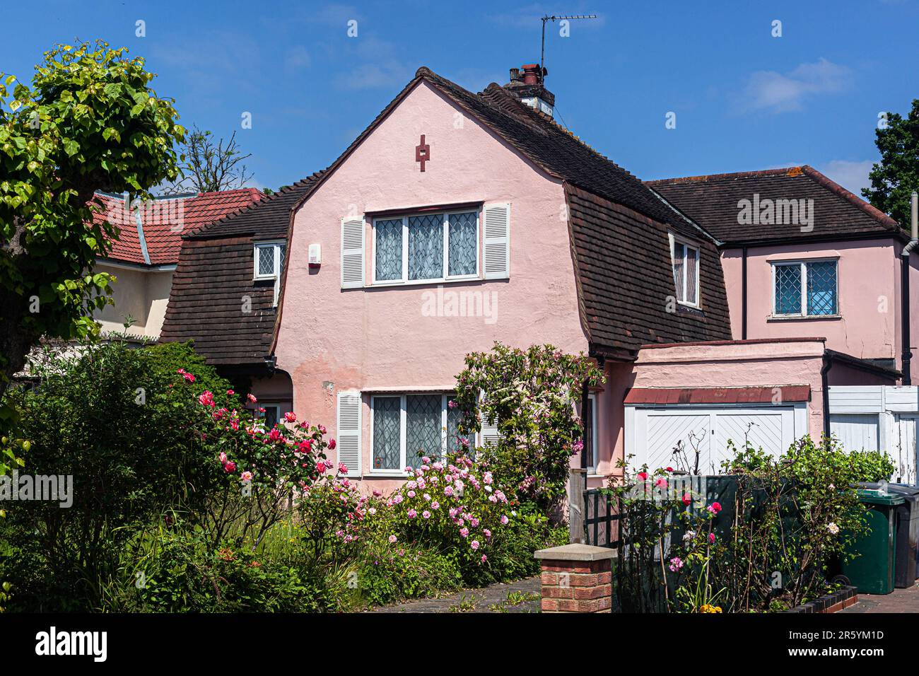 Ancienne maison avec jardin et toit de gambourin, Heather Walk, Edgware, Grand Londres, Angleterre, ROYAUME-UNI. Banque D'Images