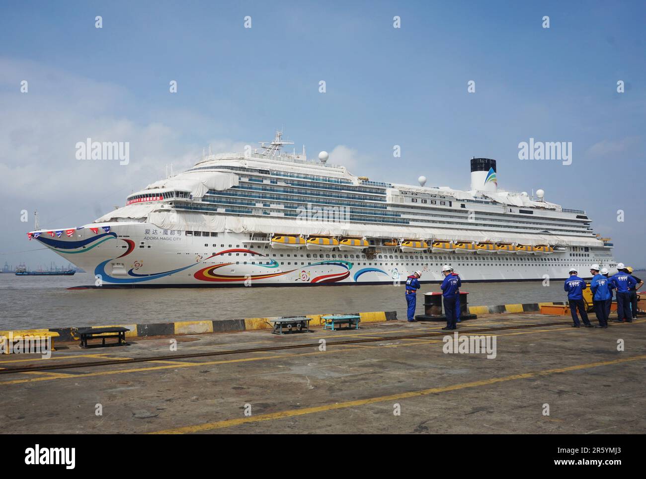 SHANGHAI, CHINE - 6 JUIN 2023 - Adora Magic City, le premier grand navire de croisière construit en Chine, quitte le quai pour l'amarrage à Shanghai, en Chine, Banque D'Images