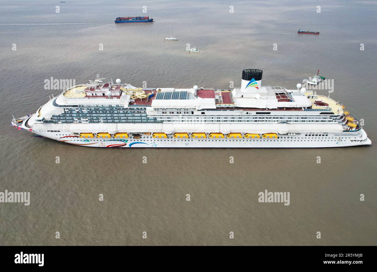 SHANGHAI, CHINE - 6 JUIN 2023 - Adora Magic City, le premier grand navire de croisière construit en Chine, quitte le quai pour l'amarrage à Shanghai, en Chine, Banque D'Images