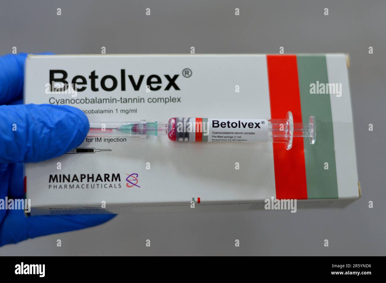 Le Caire, Egypte, 3 juin 2023: Betolvex Cyanocobalamin complexe de tanin seringue préremplie pour injection intramusculaire utilisé pour traiter la vitamine B. Banque D'Images
