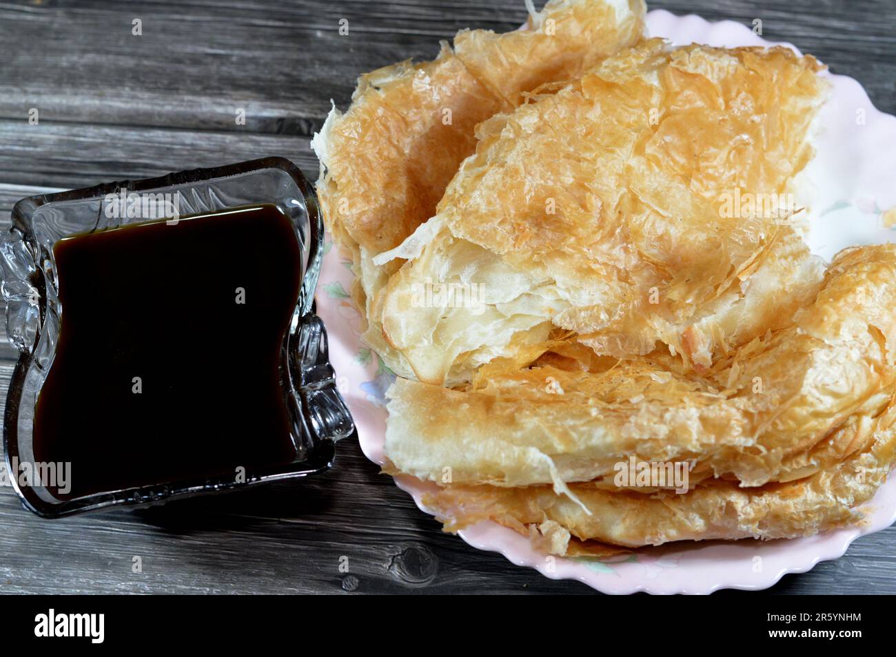 Meshaltet égyptien de feteer, couches sur des couches de pâte à pâtisserie avec des charges de ghee ou de beurre entre les deux avec de la mélasse, une substance visqueuse résultant fro Banque D'Images