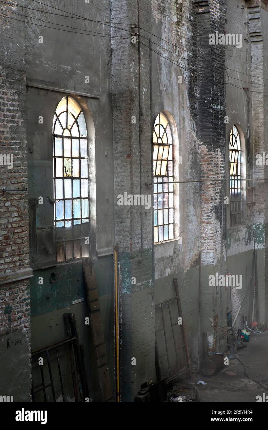 fenêtre en verre vieille et sale en usine ou en entrepôt vue de l'intérieur Banque D'Images