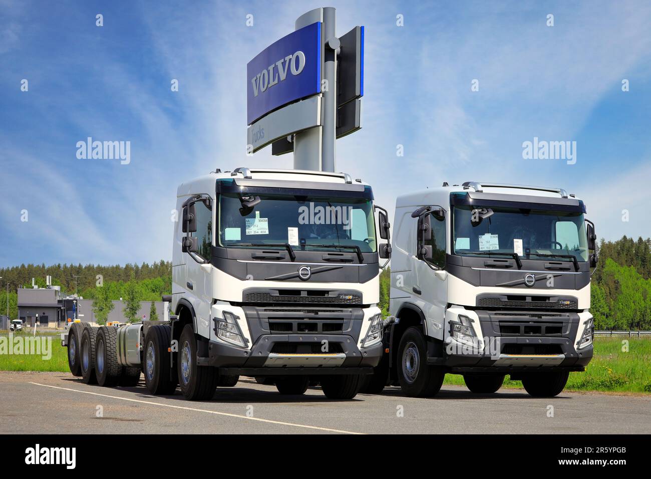 Deux nouveaux camions lourds Volvo FMX blancs pour la construction stationnés sur une cour sous le logo Volvo Trucks. Forssa, Finlande. 10 juin 2022. Banque D'Images
