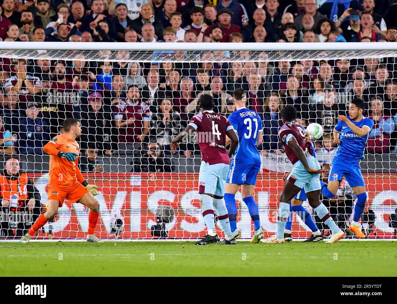 Photo du dossier datée du 11-05-2023 de Michail Antonio marquant leur deuxième but dans la première jambe contre AZ Alkmaar. West Ham est tombé derrière au stade de Londres à l'objectif de Tijani Reijnders pour la première moitié, mais a déclaré la pénalité de Benrahma et l'effort brouillé d'Antonio a obtenu une victoire de 2-1. Date de publication : mardi 6 juin 2023. Banque D'Images