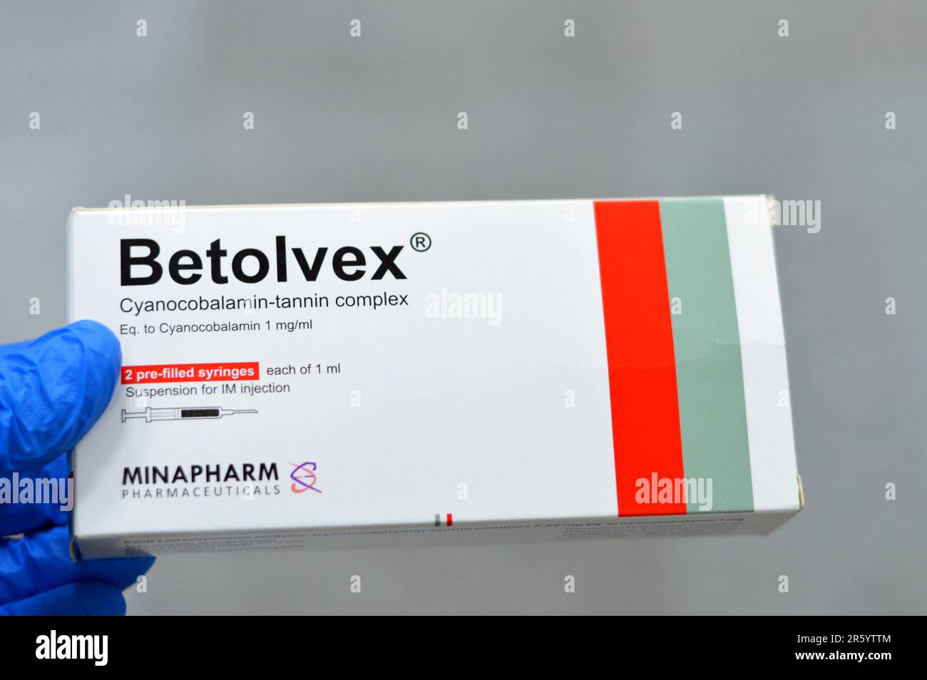 Le Caire, Egypte, 3 juin 2023: Betolvex Cyanocobalamin complexe de tanin seringue préremplie pour injection intramusculaire utilisé pour traiter la vitamine B. Banque D'Images