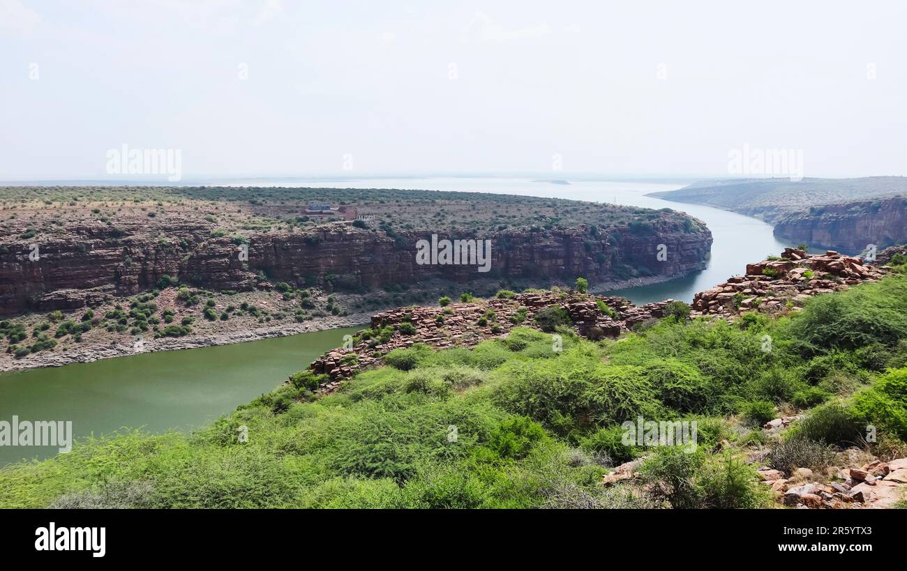 Vue sur la rivière Penna depuis l'arrière du fort de Gandikota, à Kadapa, Andhra Pradesh, Inde. Banque D'Images
