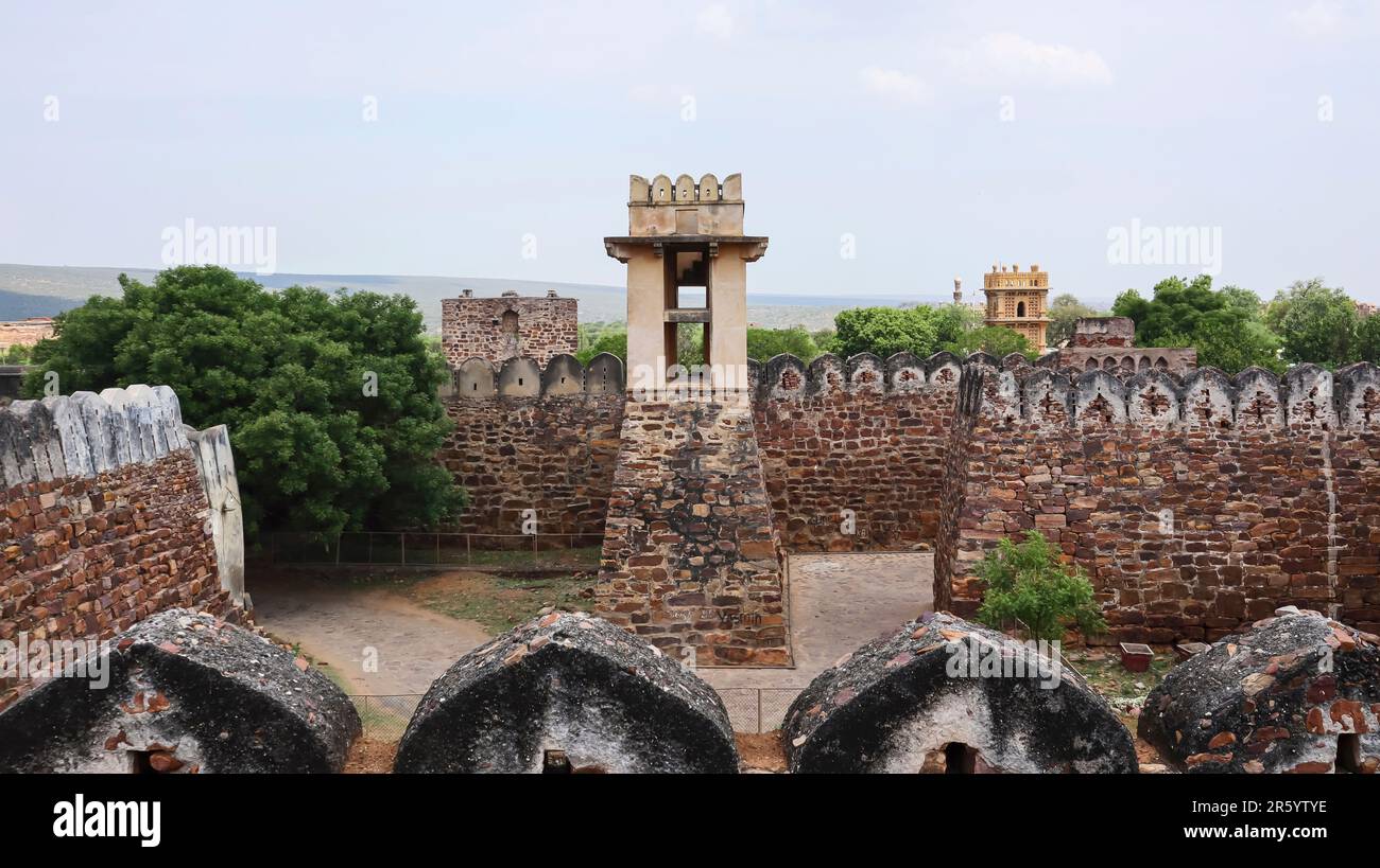 Vue sur les murs de protection et la Tour de surveillance dans le Centre, fort de Gandikota, Kadapa, Andhra Pradesh, Inde. Banque D'Images