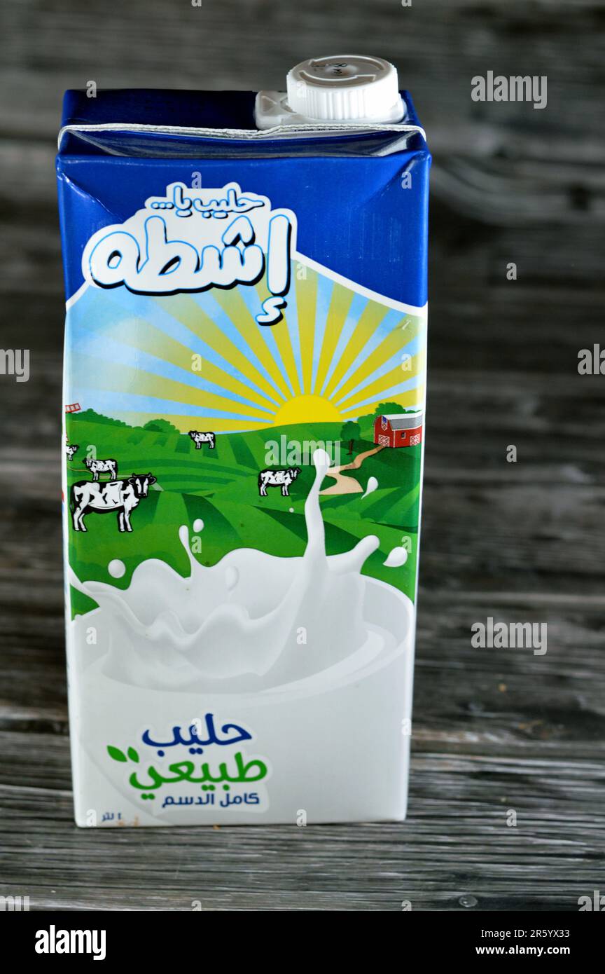 Le Caire, l'Egypte, 30 mai 2023: Eshta plein crème fraîche lait de vache bouteille de 1 un litre de litre, foyer sélectif de Qeshta naturel Banque D'Images