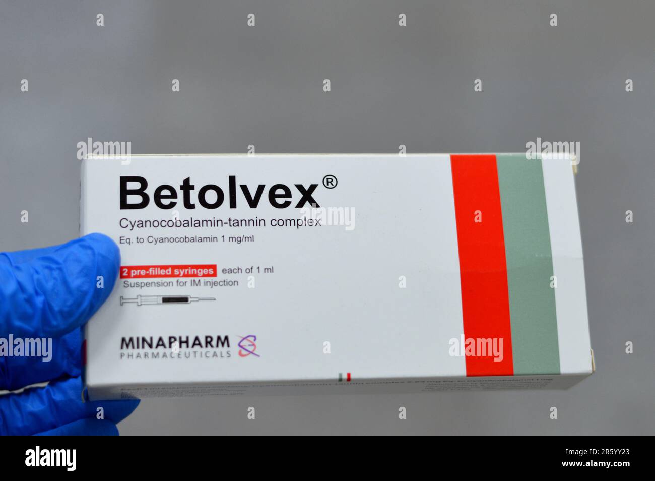 Le Caire, Egypte, 3 juin 2023: Betolvex Cyanocobalamin complexe de tanin seringue préremplie pour injection intramusculaire utilisé pour traiter la vitamine B. Banque D'Images