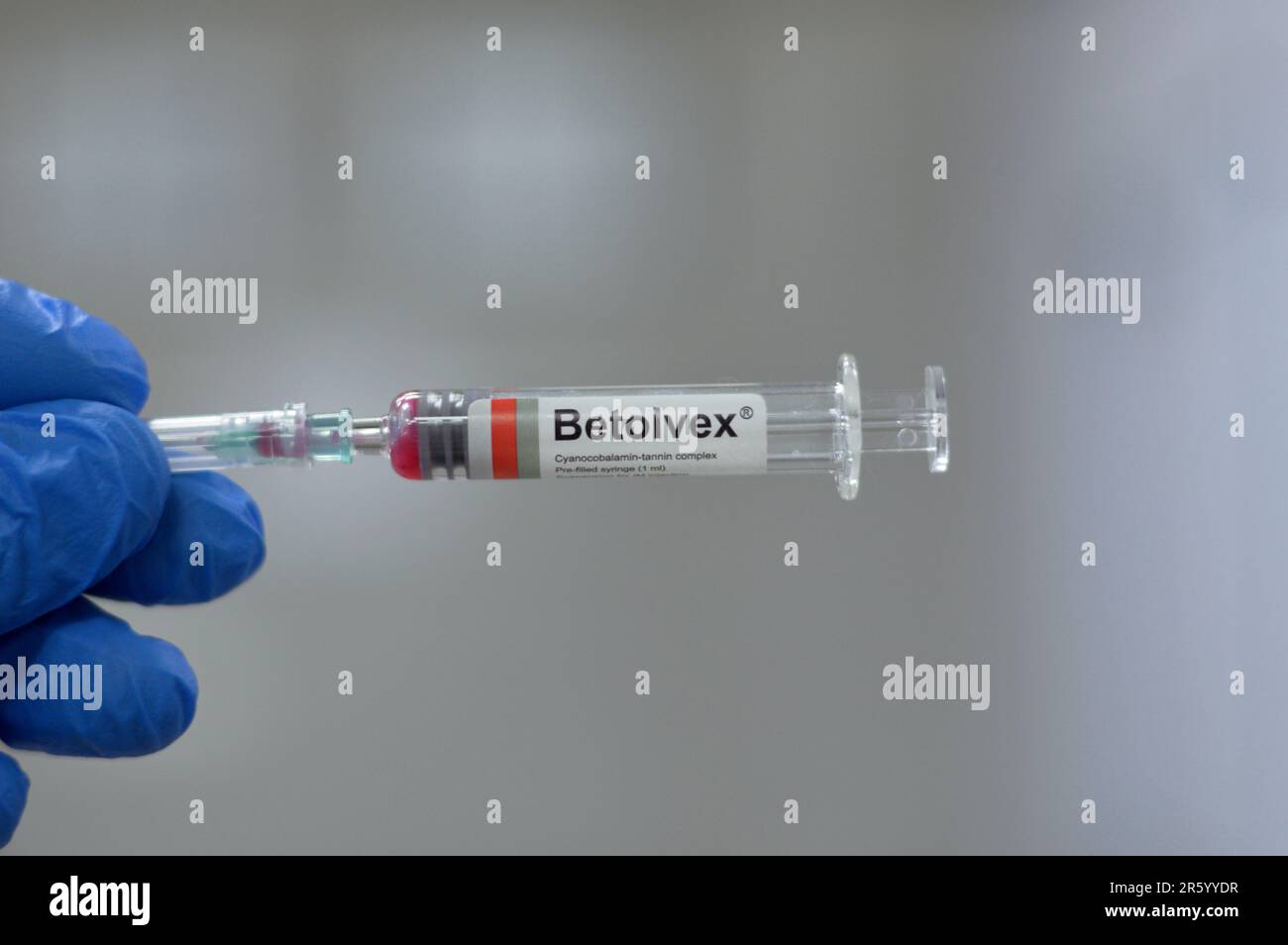 Le Caire, Egypte, 3 juin 2023: Betolvex Cyanocobalamin complexe de tanin seringue préremplie pour injection intramusculaire utilisé pour traiter la vitamine B. Banque D'Images