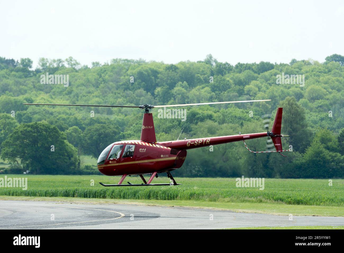 Robinson R44 Raven II hélicoptère à Wellesbourne Airfield, Warwickshire, UK (G-SPTR) Banque D'Images