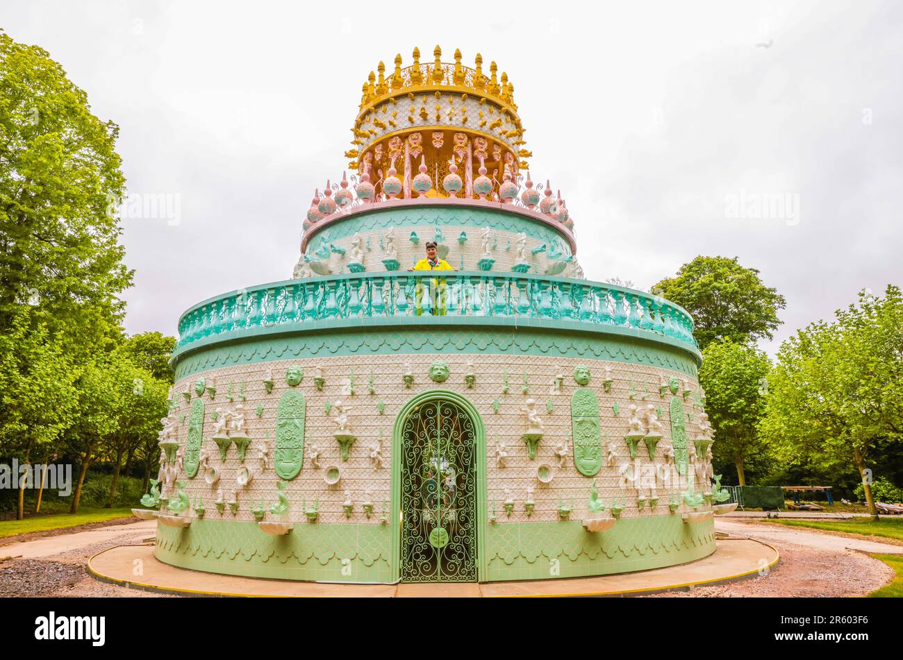 Waddesdon Manor, Buckinghamshire, Royaume-Uni. 6th juin 2023. Gâteau de mariage - un pavillon sculptural de 12 mètres de haut sous la forme d'un gâteau de mariage à trois niveaux, entièrement revêtu de plus de 25k carreaux de céramique - est une nouvelle œuvre majeure par le célèbre artiste portugais Joana Vasconcelos, (en photo) sculpture en partie, la folie en partie de jardin architectural, gâteau de mariage est un extraordinaire, énorme, Sculpture entièrement immersive qui combine pâtisserie et architecture.Paul Quezada-Neiman/Alamy Live News Credit: Paul Quezada-Neiman/Alamy Live News Banque D'Images