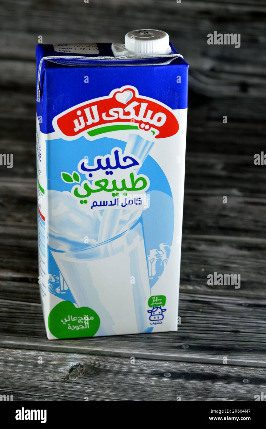 Le Caire, l'Egypte, 30 mai 2023: MilkyLand plein lait de la crème fraîche de vache bouteille de 1 un litre, foyer sélectif de la terre lactée Banque D'Images